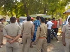 Aligarh News: अनफिट वाहनों पर प्रशासन की बड़ी कार्रवाई, चेकिंग के दौरान छह लाख की वसूली, 6 वाहन सीज