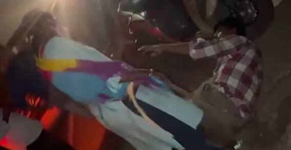 Woman Beats Scamp For Stopping Vehicle: వేధించాడని చితకబాదేసింది | Gannavaram | ABP Desam