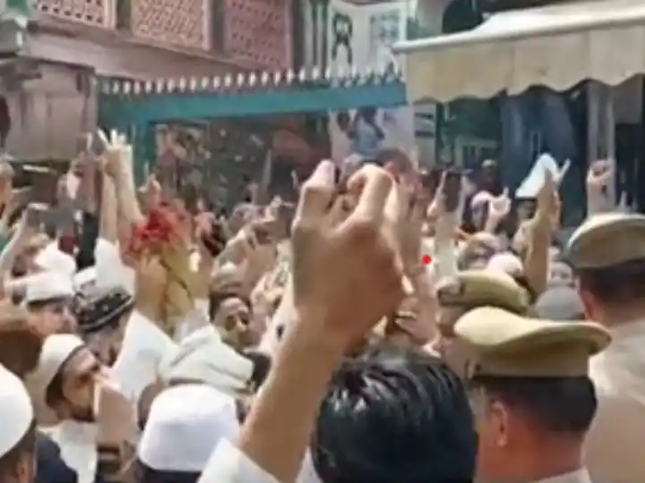 Saharanpur Ruckus of Namazis for Not allowing Namaz to be offered on the Road Saharanpur : ਸੜਕ 'ਤੇ ਨਮਾਜ਼ ਨਾ ਪੜ੍ਹਨ ਦੇਣ 'ਤੇ ਲੋਕਾਂ ਨੇ ਮਚਾਇਆ ਬਵਾਲ , ਮੌਕੇ 'ਤੇ ਭਾਰੀ ਪੁਲਿਸ ਬਲ ਤਾਇਨਾਤ