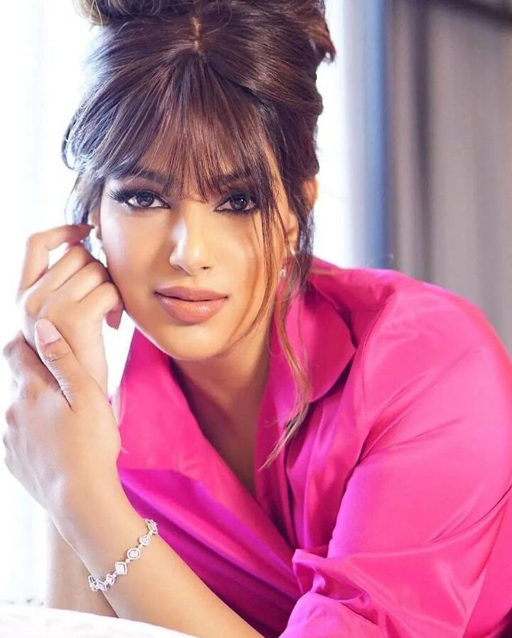 दऱअसल अपने इंस्टाग्राम अकाउंट पर हरनाज कौर संधू ने लेटेस्ट फोटोशूट की कुछ तस्वीरें शेयर की हैं.तस्वीरों में हरनाज डार्क ग्रीन कलर के डिप नेक वाले लॉन्ग गाउन में नजर आ रही हैं.