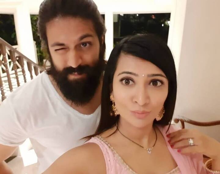 KGF ફ્રેન્ચાઈઝીની સફળતા પછી યશ હાલમાં સૌથી વધુ કમાણી કરનારા કન્નડ અભિનેતાઓમાંનો એક છે. KGF પહેલા અભિનેતા એક ફિલ્મ કરવા માટે 4 થી 5 કરોડ લેતો હતો પરંતુ KGF2 માટે તેણે 30 કરોડની  ફી લીધી છે.