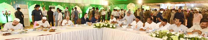 సీఎం కేసీఆర్ తో పాటు మంత్రులు మ‌హ‌మూద్ అలీ, త‌ల‌సాని శ్రీనివాస్, స‌త్యవ‌తి రాథోడ్‌, కొప్పుల ఈశ్వర్‌తో పాటు ఎమ్మెల్యేలు, ఎమ్మెల్సీలు, ముస్లిం మత పెద్దలు ఈ కార్యక్రమంలో పాల్గొన్నారు.