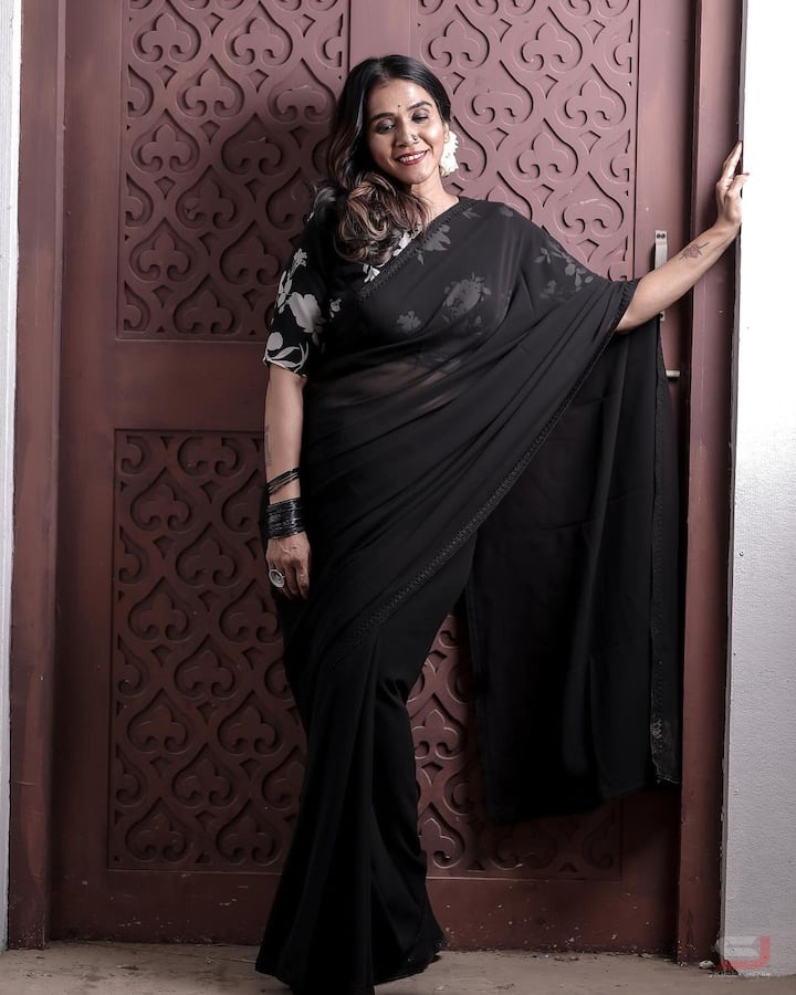 या फोटोंमध्ये मंजिरीने काळ्या रंगाची साडी परिधान केली आहे. या साडीत तिचे रूप खुलून आले आहे.(photo:manjiri_oak/ig)