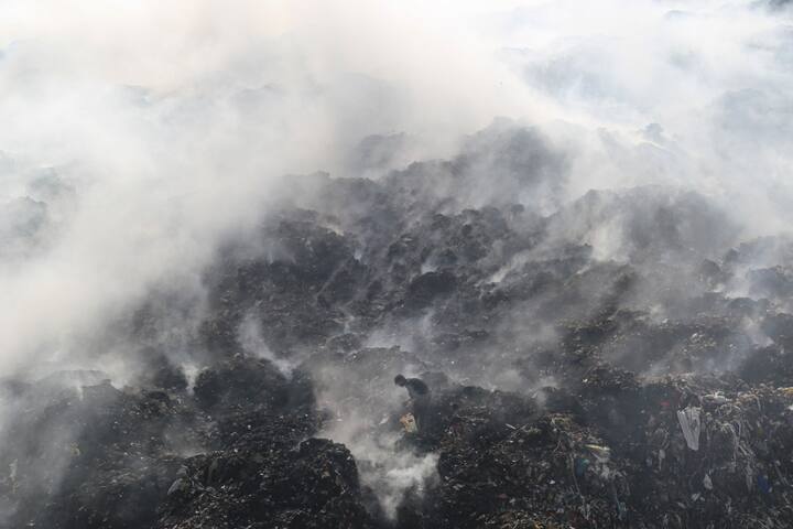 एक दमकल अधिकारी ने बताया कि, मौजूदा समय में दमकल की कई गाड़ियां मौके पर काम कर रही हैं. हमारी टीमें इसे बुझाने के लिए चौबीसों घंटे काम कर रही हैं.