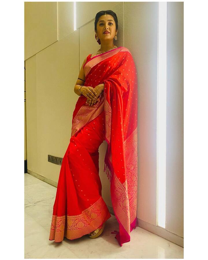 अभिनेता दिग्दर्शक प्रसाद ओक (prasad oak ) याने 'चंद्रमुखी' (chandramukhi) या आगामी चित्रपटाची घोषणा केल्यापासून सोशल मीडियावर फक्त आणि फक्त चंद्रमुखीची चर्चा रंगलेली आहे.(photo:prajakta_official/ig)