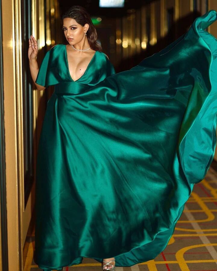 अपने लुक को पूरा करने के लिए हरनाज ने हैवी मेकअप के साथ बालों को खुला रखा हैं. साथ ही उन्होंने गले में सिंपल सी ज्वेलरी भी कैरी की हैं.