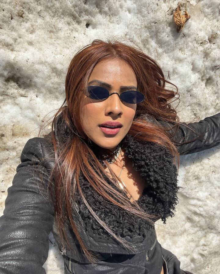 निया हर तस्वीर में अलग-अलग पोज देती दिखाई दे रही हैं. निया की इन खूबसूरत तस्वीरों पर फैन्स का दिल अटक गया है.