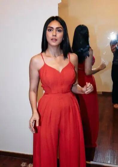 મૃણાલ ઠાકુર કહે છે કે ઘણીવાર અભિનેતાઓને તેની વાસ્તવિક ઉંમરની પરવાહ કર્યા વિના ભૂમિકા નિભાવવાની ક્ષમતા માટે પસંદ કરવામા આવે છે. વાસ્તવમાં તેમાંથી મોટાભાગનાની પ્રસંશા કરવામાં આવી છે, કલાકારોએ પડકારોને સ્વીકાર્યા છે.