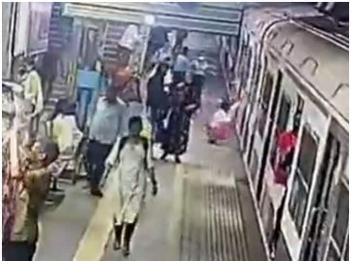Home Guard saved the life of a girl who fell from a moving train Watch: होमगार्ड की सतर्कता से चलती ट्रेन से गिरी युवती की बची जान, दिल-दहला देगा ये वीडियो 