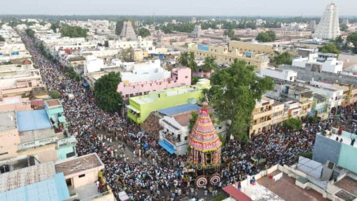 Trichy: Srirangam Temple Chithirai Therottam - Swami Darshan with tens of thousands of devotees holding ropes களிமேடு சம்பவம் எதிரொலி - மின்வெட்டு உடன் நடந்த ஸ்ரீரங்கம் கோயில் சித்திரை தேரோட்டம்