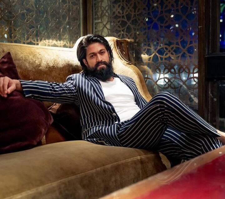 KGF ચેપ્ટર 1 ને મળેલા જબરજસ્ત પ્રતિસાદ પછી યશ તેના પરિવાર સાથે બેંગ્લોરના પોશ વિસ્તારમાં આવેલા ડુપ્લેક્સ એપાર્ટમેન્ટમાં શિફ્ટ થયો છે. અભિનેતા વિન્ડસર મેનોર પાસે પ્રેસ્ટિજ ગોલ્ફ એપાર્ટમેન્ટમાં રહે છે અને અહેવાલ અનુસાર, તેમના મોટા ઘરની કિંમત 6 કરોડ રૂપિયા છે.