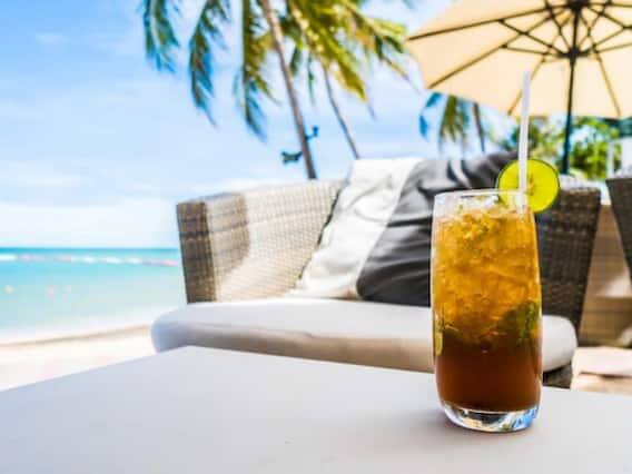 ઉનાળામાં શરીરને ઠંડુ રાખવા માટે તમે અનેક પ્રકારના પીણાનું સેવન કરીને શરીરને ઠંડુ રાખી શકો છો. આ પીણાથી ગરમીમાં રાહતની સાથે સાથે શરીરને ઠંડક પણ મળી શકે છે. સાથે જ તે શરીરની અનેક સમસ્યાઓને દૂર કરવામાં પણ અસરકારક સાબિત થઈ શકે છે.