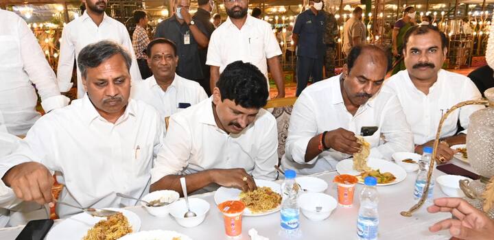ఇఫ్తార్ విందు చేస్తున్న ఎంపీ సంతోష్ కుమార్