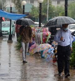 Jammu-Kashmir Weather Forecast: जम्मू में टूटा पारा का रिकॉर्ड तो कश्मीर में बारिश के साथ गिरे ओले, जानें- अब कैसा रहेगा मौसम