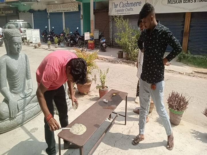 OMG! गया में गर्मी ने तोड़ा रिकॉर्ड तो युवाओं ने टेबल पर बनाना शुरू कर दिया ऑमलेट, खूब हो रही चर्चा OMG! heat broke the record in Gaya, youth started making omelets on the table ANN OMG! गया में गर्मी ने तोड़ा रिकॉर्ड तो युवाओं ने टेबल पर बनाना शुरू कर दिया ऑमलेट, खूब हो रही चर्चा