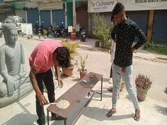 OMG! गया में गर्मी ने तोड़ा रिकॉर्ड तो युवाओं ने टेबल पर बनाना शुरू कर दिया ऑमलेट, खूब हो रही चर्चा