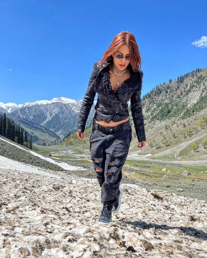 निया ने अपने इस लुक को पूरा करने के लिए गले में सिल्वर कलर की चैन और ब्लैक बूट्स कैरी किए हुए हैं.