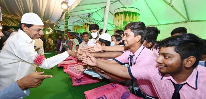 విద్యార్థులకు షేక్ హ్యాండ్ ఇస్తున్న సీఎం కేసీఆర్