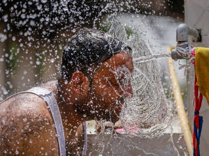महापात्रा ने कहा कि उत्तर-पश्चिम भारत के अधिकांश भागों- जम्म कश्मीर, हिमाचल, गुजरात, राजस्थान, पंजाब और हरियाणा - को मई में भी सामान्य से अधिक तापमान का सामना करना होगा.