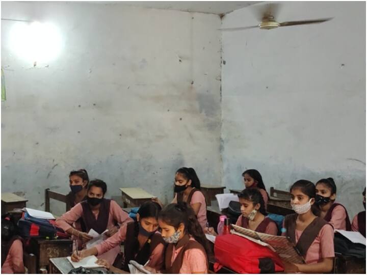 Hapur girls were forced to study in the heat and darkness dm took action ANN Hapur News: हापुड़ में बिना बिजली के गर्मी और अंधेरे में पढ़ने को मजबूर थीं छात्राएं, डीएम ने लिया एक्शन