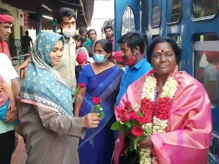 Passengers who gave a bouquet to the retiring Nmr ticket examiner Valli ’விடைபெற்றது ஓடும் ரயிலின் பாடும் குயில்’ - டிக்கெட் பரிசோதகர் வள்ளிக்கு பூங்கொத்து கொடுத்து வழி அனுப்பிய பயணிகள்..!