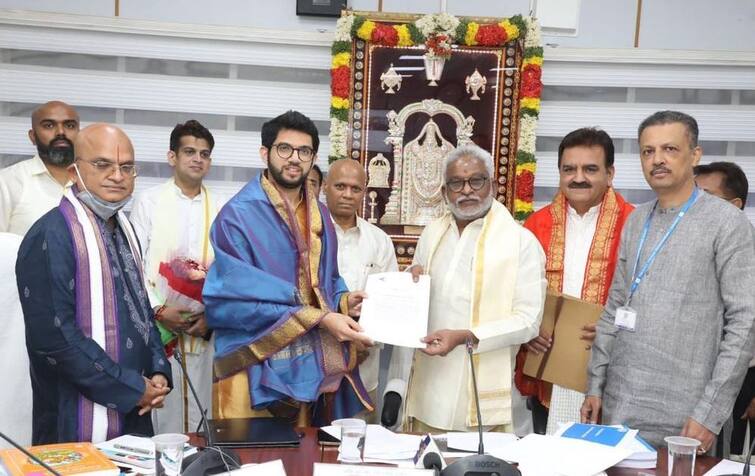 Letter of land to Venkateshwara temple in Navi Mumbai Aditya Thackeray handed over to Tirupati temple नवी मुंबईत व्यंकटेश्वर मंदिरासाठी जमीन; आदित्य ठाकरेंनी दिलं तिरुपती देवस्थानास पत्र 