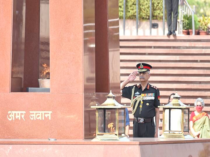 General MM Naravane pays tribute at National War Memorial prior to relinquishing his position as Chief of the Army Staff, in New Delhi, Saturday, April 30, 2022. (PTI Photo/Vijay Verma)