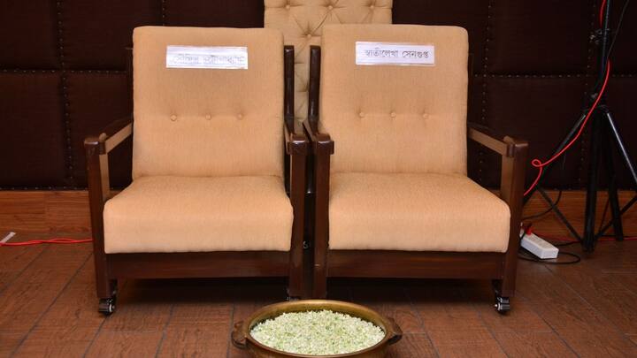 আজ মুক্তি পেল 'বেলাশুরু'-র ট্রেলার। আর সেই ট্রেলার জুড়ে সৌমিত্র চট্টোপাধ্যায় ও স্বাতীলেখা সেনগুপ্তের সেই অমলিন রসায়ন মুক্তি পেল, মন ছুঁয়ে গেল দর্শকদের।