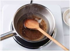 Kitchen Hacks: गैस पर दूध रखकर भूल गए और कोयला हो गया पैन? ऐसे करें साफ