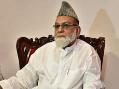 'लड़कियां अकेले आ रही हैं, दोस्तों का इंतजार कर रही हैं', जामा मस्जिद में बैन पर बोले शाही इमाम