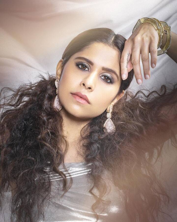 या फोटोत ती सिल्वर थाई स्लिट ड्रेसमध्ये दिसत आहे. लूकला पूर्ण करण्यासाठी सईने मोठे कानातले  घेतले आहे.(photo:/saietamhankar/ig)