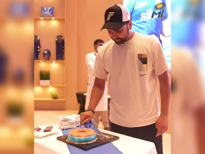 Mumbai Indians Players Celebrates Rohit Sharma Birthday Ritika Sajdeh hugs rohit RR vs MI: मैच से पहले सेलिब्रेशन, मुंबई कैंप में ऐसे मनाया गया रोहित शर्मा का जन्मदिन, देखें वीडियो