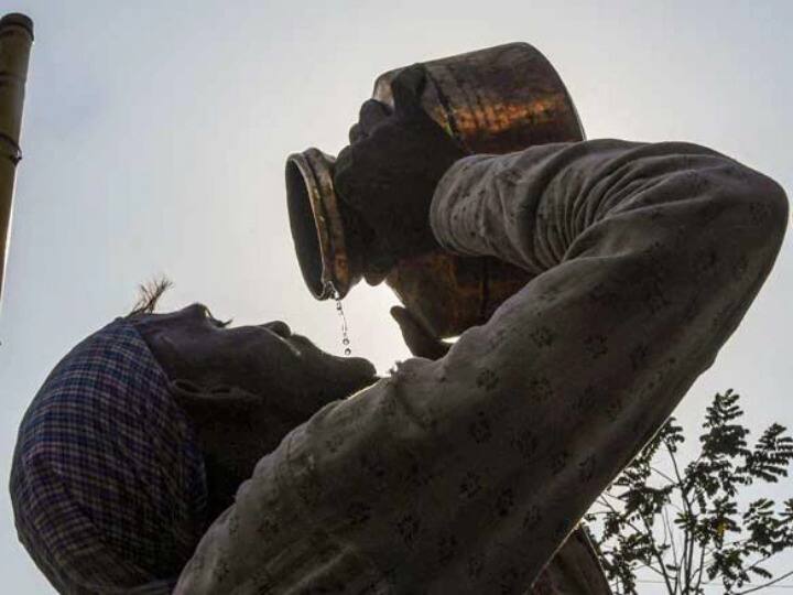 Delhi Weather Update In April, the heat broke the record of 122 years, Meteorological Department told when it will rain Weather Forecast: अप्रैल में गर्मी ने तोड़ा 122 साल का रिकॉर्ड, मौसम विभाग ने बताया कब बरसेंगे बादल