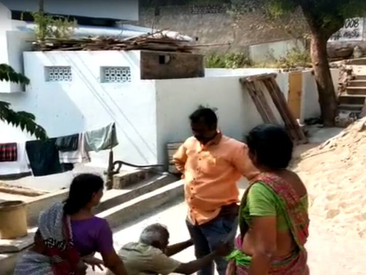 Guntur district Tadepalli reporter nagireddy beats old man in land issue video viral Tadepalli News : కాళ్లు పట్టుకుని ప్రాధేయపడుతున్న వృద్ధుడు, సోషల్ మీడియాలో వీడియో వైరల్