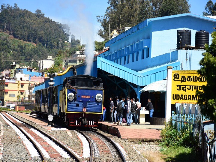 ’விடைபெற்றது ஓடும் ரயிலின் பாடும் குயில்’ - டிக்கெட் பரிசோதகர் வள்ளிக்கு பூங்கொத்து கொடுத்து வழி அனுப்பிய பயணிகள்..!