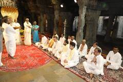 PHOTO : मंत्री आदित्य ठाकरे तिरुपती बालाजीचं दर्शनाला; दिली मोठी 'भेट'