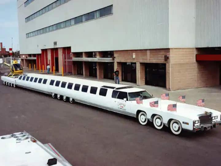 World longest car with helipad swimming pool price features and specifications दुनिया की सबसे लंबी कार, स्वीमिंग पूल सहित हैलीकॉप्टर उतरने के लिए भी थी जगह