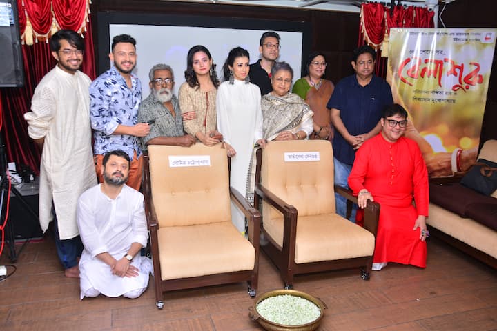 ট্রেলার মুক্তির সকালে, উইন্ডোজের অফিস তখন ভরে উঠেছে অতিথি, বন্ধু, কলাকুশলীদের আগমনে। হাজির হয়েছে গোটা টিম 'বেলাশুরু'। কেবল ফাঁকা দুটি চেয়ার। তার একটায় লেখা সৌমিত্র চট্টোপাধ্যায়, অন্যদিকে স্বাতীলেখা সেনগুপ্ত।