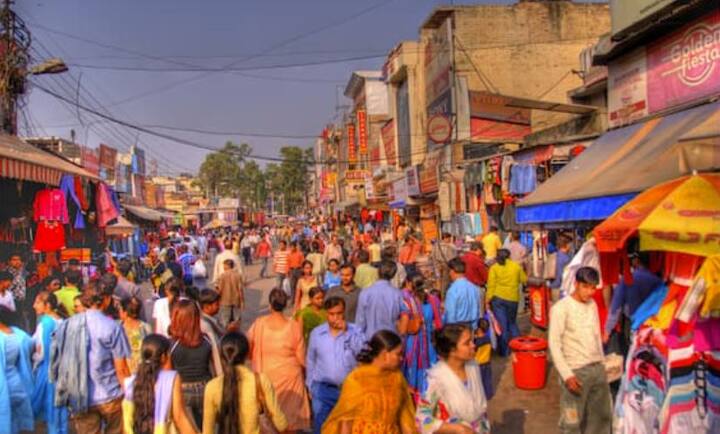 ਸਰੋਜਨੀ ਨਗਰ ਮਾਰਕੀਟ - ਇਸ ਬਾਜ਼ਾਰ ਤੋਂ ਤੁਸੀਂ ਬਹੁਤ ਘੱਟ ਕੀਮਤ 'ਤੇ ਈਦ ਦੀ ਵਧੀਆ ਖਰੀਦਦਾਰੀ ਵੀ ਕਰ ਸਕਦੇ ਹੋ। ਇੱਥੇ ਤੁਹਾਨੂੰ ਕੱਪੜਿਆਂ ਦੇ ਨਾਲ-ਨਾਲ ਘਰ ਦੀ ਸਜਾਵਟ ਦੀਆਂ ਸਾਰੀਆਂ ਚੀਜ਼ਾਂ ਬਹੁਤ ਆਸਾਨੀ ਨਾਲ ਮਿਲ ਜਾਣਗੀਆਂ।