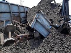 UP: इटावा में बड़ा हादसा, दिल्ली- हावड़ा रेल मार्ग पर पटरी से उतरे मालगाड़ी के कई डिब्बे