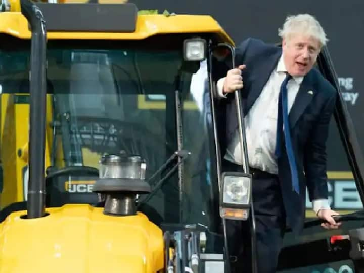 UK Opposition criticises PM Johnson visit to JCB factory in India Boris Johnson JCB : भारतात जेसीबीवर फोटो काढण्यावरून वाद; ब्रिटनमध्ये PM जॉन्सन यांच्या राजीनाम्याची मागणी