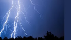 Lightning Safety Tips: বাজ পড়লে নষ্ট হতে পারে টিভি-ফ্রিজ-মোবাইল, রক্ষা করতে বিদ্যুৎ চমকালে যা করা দরকার