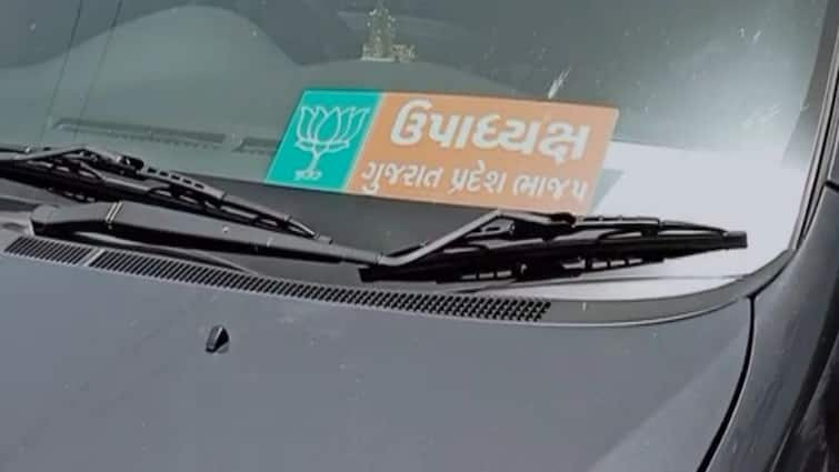 BJP leader Varshaben Doshi's car driver threatens bike driver in Surendranagar ભાજપના દિગ્ગજ નેતાના ડ્રાઇવરની ખુલ્લી દાદાગીરી, કાર અથડાવ્યાં બાદ બાઈકચાલકને ધમકાવ્યો