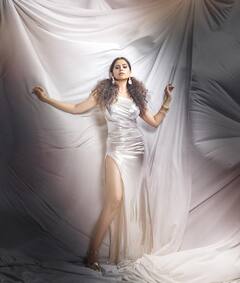 In Pics: सई ताम्हणकरचा ग्लॅमरस अवतार; सिल्वर ड्रेसमध्ये केला कहर!