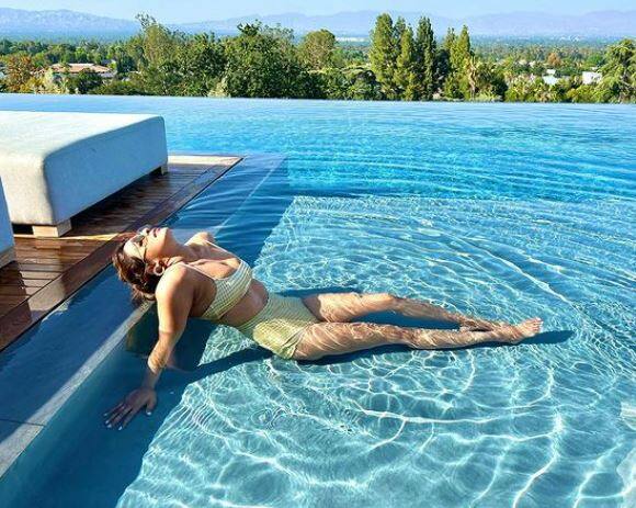 મુંબઈ: દેસી ગર્લ ગણાતી પ્રિયંકા ચોપરા(Priyanka Chopra) આજકાલ હૉલીવુડમાં પણ ધમાલ મચાવી રહી છે. પ્રિયંકા ચોપરા હંમેશા સોશ્યલ મીડિયા પર પોતાની તસવીરો અને વીડિયો શેર કરીને ફેન્સની વચ્ચે ચર્ચામાં રહે છે.