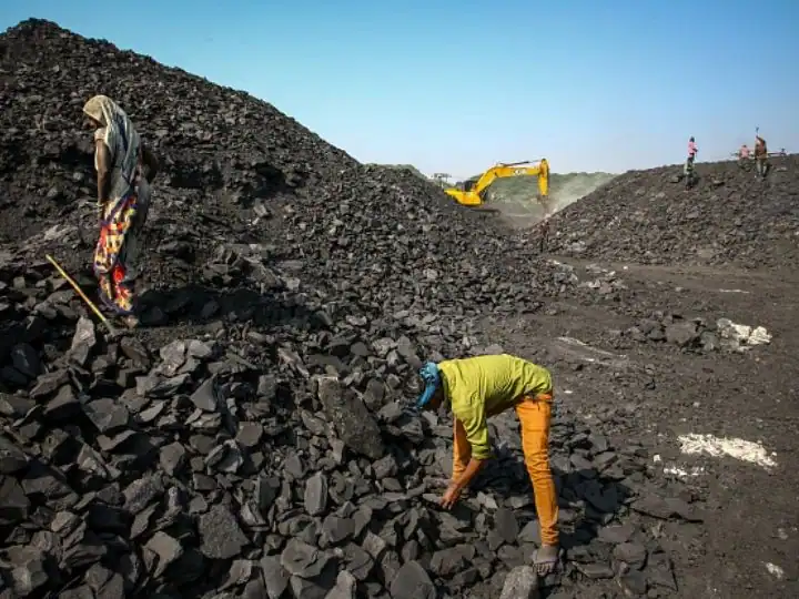 Electricity Crisis: 'Black Stone' caused commotion in the country, lights went on in many states throughout the summer, politics started Electricity Crisis:  'ਕਾਲੇ ਪੱਥਰ' ਨੇ ਮਚਾਇਆ ਦੇਸ਼ 'ਚ ਹਾਹਾਕਾਰ, ਫੁੱਲ ਗਰਮੀ 'ਚ ਕਈ ਸੂਬਿਆਂ 'ਚ ਬੱਤੀ ਗੁੱਲ