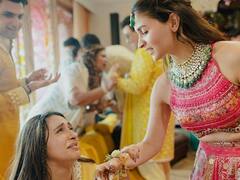 Alia Bhatt Mehendi Unseen Photos: बेस्टफ्रेंड आलिया भट्ट की मेहंदी में फूट-फूटकर रोई थीं आकांक्षा रंजन कपूर, शेयर की अनदेखी तस्वीरें