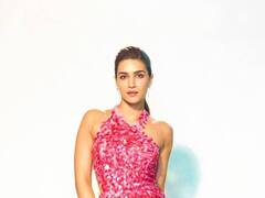 PHOTO: शाम गुलाबी शहर गुलाबी; क्रितीचा पिंक बार्बी डॉल लूक!