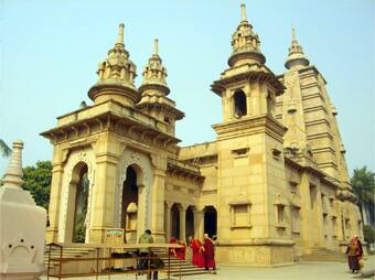 मूलगंध कुटी विहार मंदिर - सारनाथ में मौजूद इस मंदिर का निर्माण 1931 में श्रीलंकाई महाबोधि सोसाइटी द्वारा करवाया गया था. कहा जाता है कि ये वही स्थान है जहां भगवान बुद्ध ने अपना पहला वर्षा काल बिताया था. मंदिर की दीवार पर, सुंदर भित्तिचित्रों को शामिल किया गया है जो भगवान बुद्ध के जीवन को दर्शाते हैं.