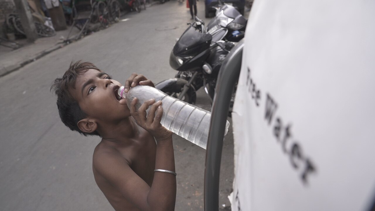 Free Cold Water:ফ্রিজ কিনে রেখেছেন রাস্তায়, পথচারীদের তেষ্টা মেটাতে উদ্যোগী তৌসিফ